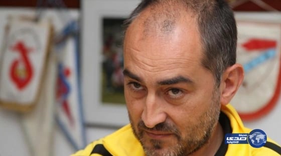 فنان تشكيلي يعبر عن حبه للملك برسم صورته بالأكريليك على السعف