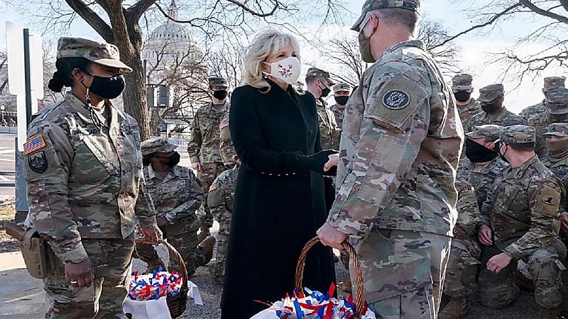 بالفيديو.. زوجة بايدن تزور حرس الكابيتول وتفاجئهم بهدايا غير متوقعة