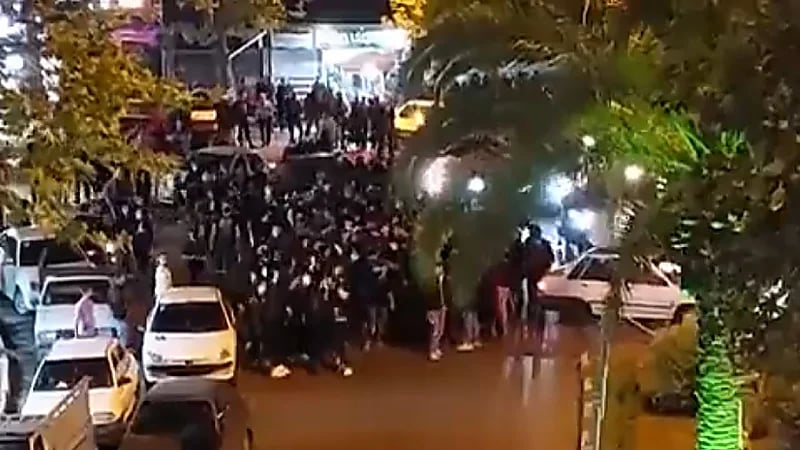 بالفيديو.. هتافات المحتجين تملأ شمال إيران: سنقتلك يا نصر الله"