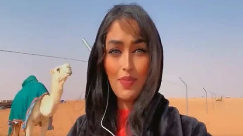 مالكة إبل تستعد للسفر بناقة بعد الخسارة في مهرجان الإبل