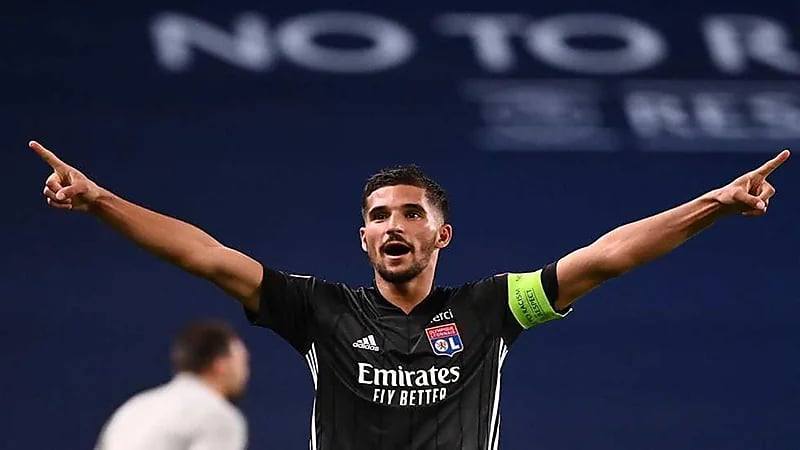 روما يقترب من نجم ليون الفرنسي حسام عوار