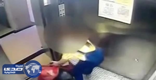 بالفيديو .. مراهقة تتخلص من طفلتها حديثة الولادة بإلقاءها بالقمامة