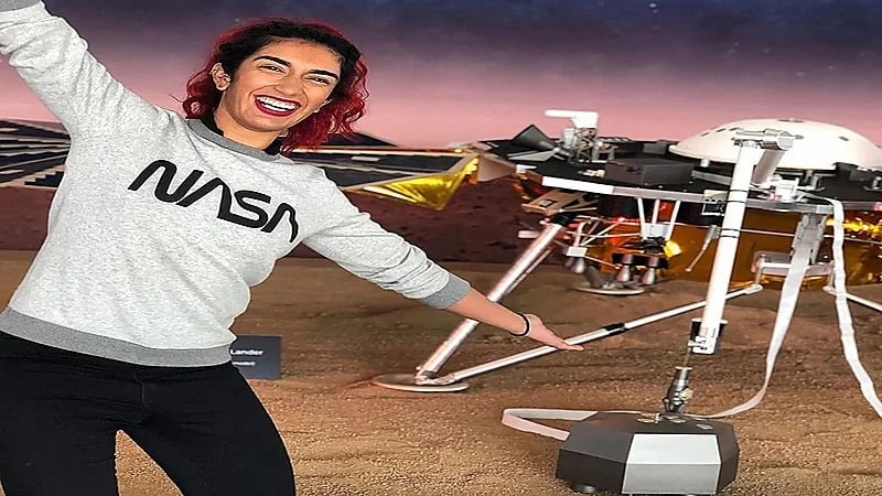 بالفيديو والصور.. فتاة تدخل التاريخ بقيادتها مركبة "ناسا" إلى المريخ