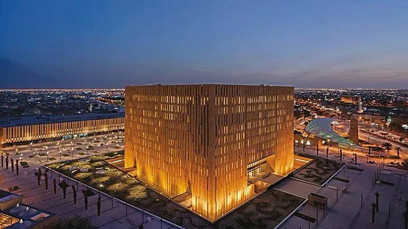 3 أعوام سجن وغرامة 50 ألف ريال ضد موظف زعم إلغاء بلاغات الهروب