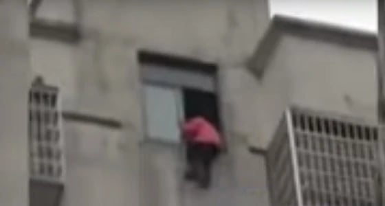فيديو مروع لفتاة تسقط من الدور الـ 14 بسبب الفروض المدرسية