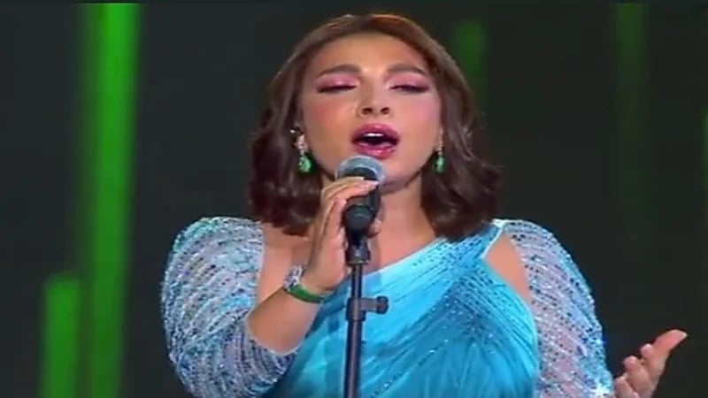 شاهد.. أصالة تؤدي أغنية "قارئة الفنجان" في حفلها الغنائي بالرياض 