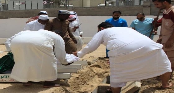 بالصور.. وسط أعين ممتلئة بالألم.. تشيع جثامين بنات مكة المنحورات