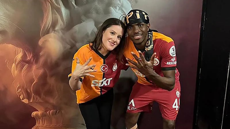 صديقة أوسيمين تودعه بطريقة رومانسية في تركيا