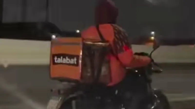 شاب يشاهد مباراة الأهلي المصري على دراجته وسط البرد القارس.. فيديو