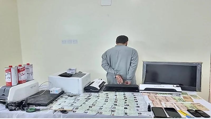 بالفيديو.. القبض على مقيم لتزويره إقامات ورخص سير بجازان