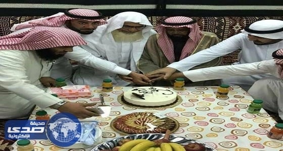 بالصور .. أهالي حي بحائل يقيمون حفلاً لوداع وافد بنغالي مكث معهم ٣٥ عام