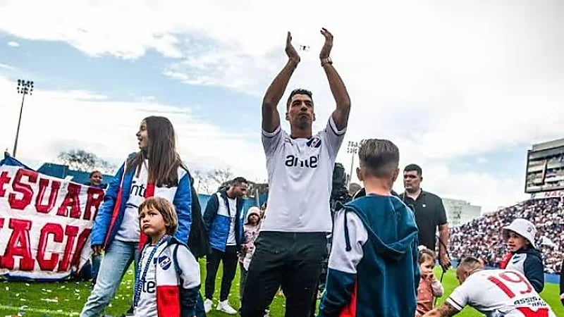 "الشركة المصممة لنادي ناسيونال" تعاني أزمة كبيرة بسبب قميص سواريز