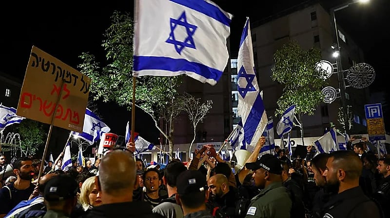 شاهد.. متظاهرون يحاصرون زوجة نتنياهو في صالون تجميل