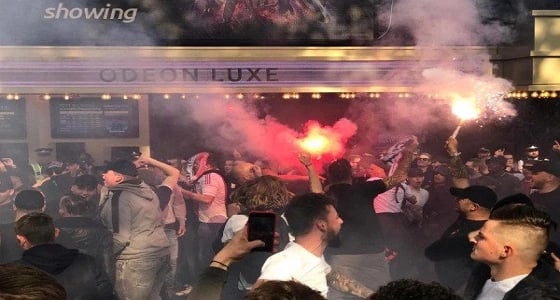 بالفيديو..جماهير أياكس تحتفل بالفوز باستعراض القوة وتحطيم السيارات!