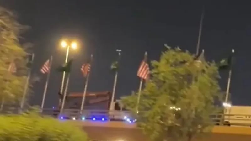 تزيين شوارع الرياض بالأعلام السعودية والأمريكية تزامنًا مع قرب زيارة ترامب.. فيديو