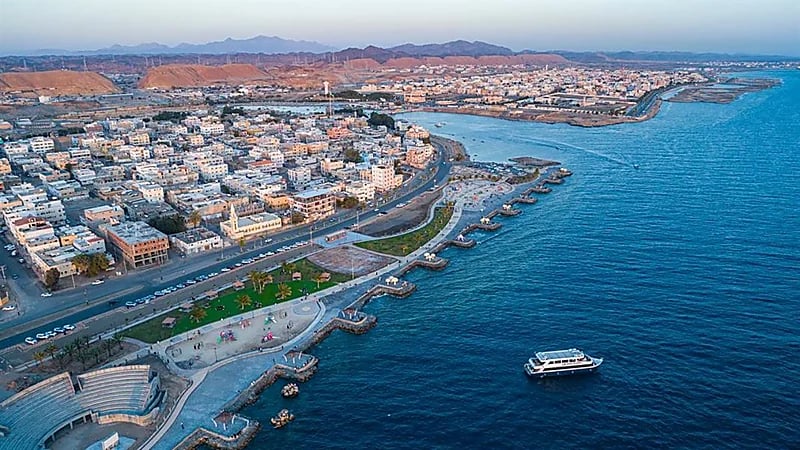 شاهد.. إطلالة ساحرة للكورنيش الشمالي بضبا الساحلية 