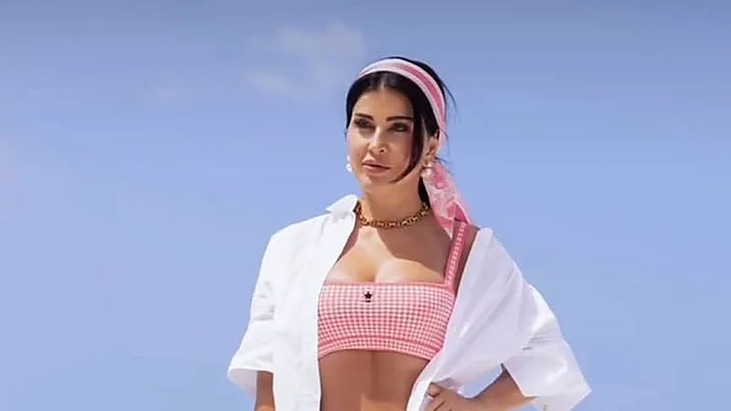 جومانة مراد تخطف الأنظار بإطلالة صيفية جريئة على البحر