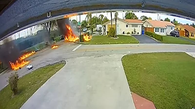 بالفيديو.. لحظة اشتعال طائرة بعد اصطدامها بسيارة دفع رباعي