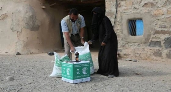 بالصور.. مركز الملك سلمان للإغاثة يوزع 1500 سلة غذائية في مأرب