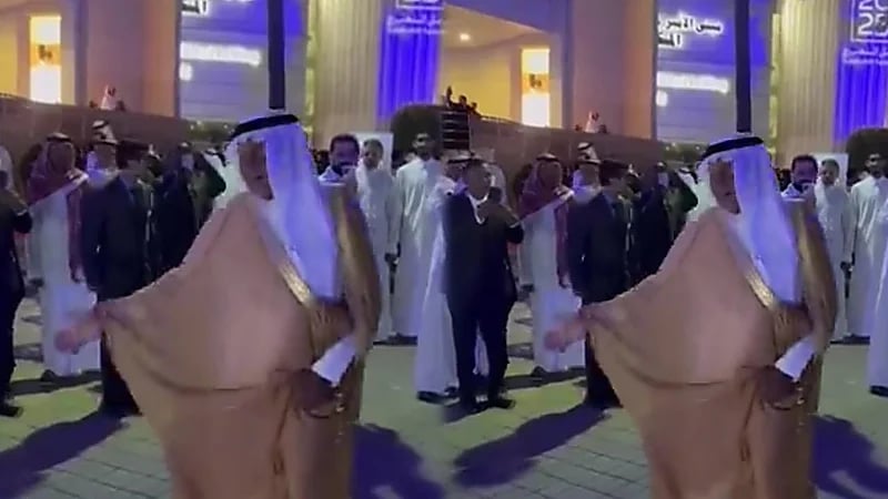 الأمير تركي الفيصل يشارك الطلاب فرحة التخرّج.. فيديو