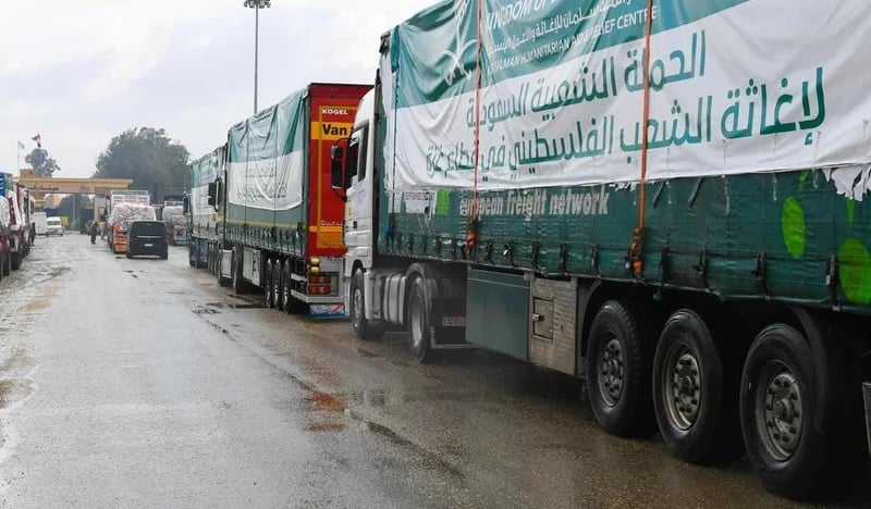 عبور قوافل إغاثية سعودية جديدة منفذ رفح إلى غزة
