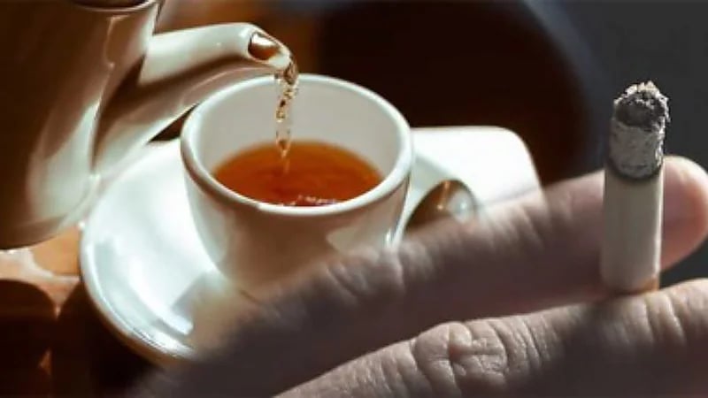 الشاي الساخن مع التدخين: عادة يومية قد تفتح أبواب السرطان وأمراض القلب
