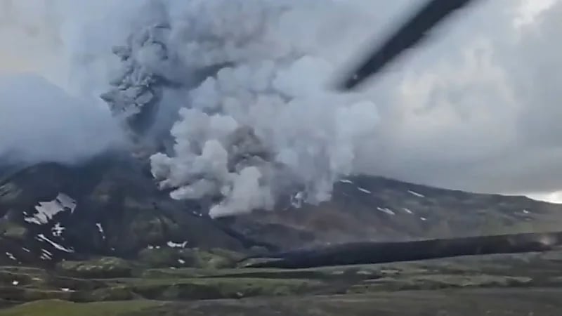 بركان كراشينينيكوف ينفجر مجددًا ويقذف رمادًا بارتفاع 4 كيلومترات.. فيديو