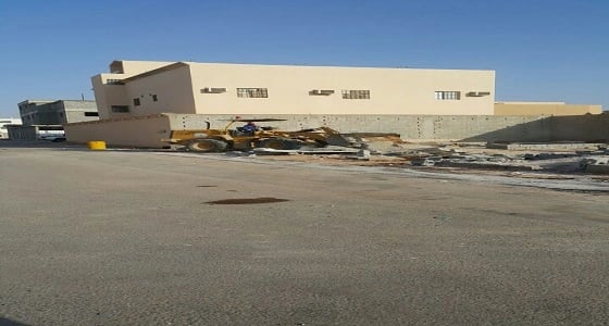 بالصور.. بلدية الروضة تزيل تعديات على أرض حكومية بحي الرمال