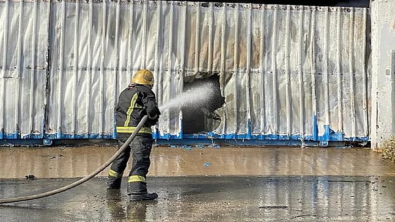 إخماد حريقًا في مستودع بحي الزايدي