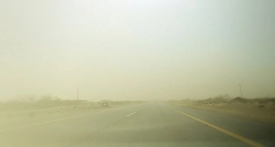 رياح مثيرة للأتربة تعوق الرؤية على طريق الساحل