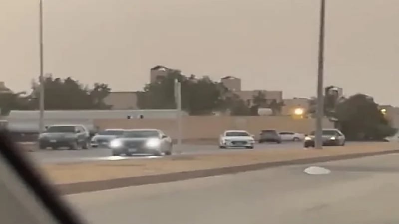 بالفيديو.. قائد مركبة يمارس التفحيط أمام أكاديمية كرة قدم بالرياض