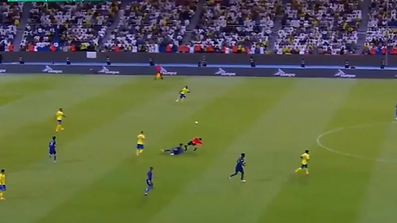 لاعب الاتحاد المنستيري يسقط حكم مباراة النصر أرضا .. فيديو