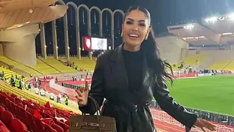 ملكة جمال سويسرا تشعل مواقع التواصل بعد ظهورها في مدرجات مباراة الأهلي