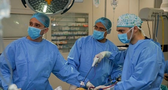 استئصال تكيس نادر من مبيض طفلة عمرها 6 سنوات