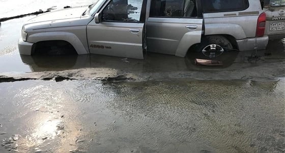 تعرّضت لسطو.. محاولات تحرير سيارة مواطن عالقة منذ 3 أيام في بيش