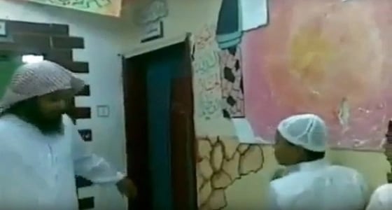 بالفيديو.. معلم يضرب الطلاب بهمجيه