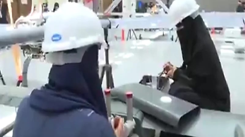 بالفيديو .. سيدات يدخلن مجال الصناعاتِ العسكريةِ في المملكة