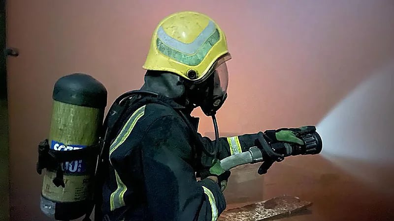 مدني الخبر يخمد حريقًا في مستودع بحي التعاون