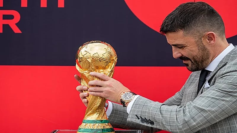 بالصور.. كأس العالم يصل إلى المملكة عبر مطار الملك عبدالعزيز بجدة