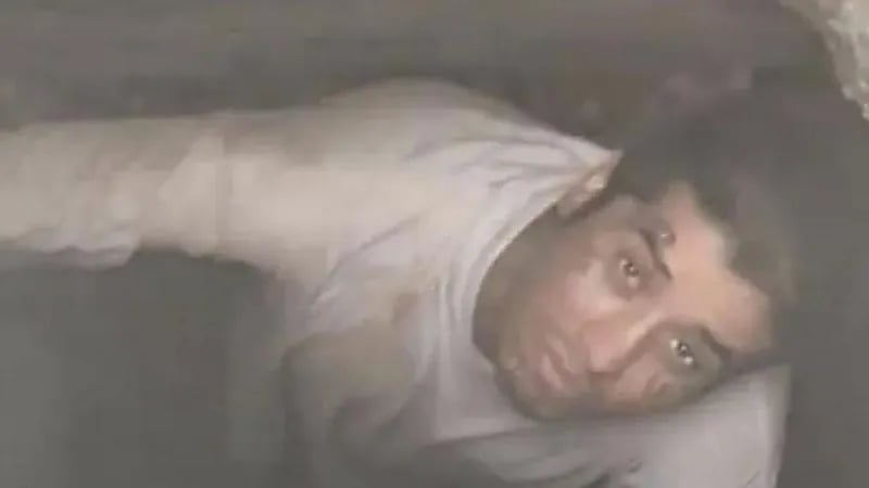 رجل يعلق في شبكة صرف صحي بسبب فضوله