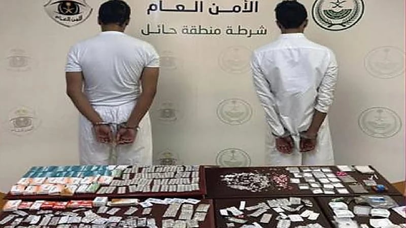 القبض على شخصين لترويجهما مادة الميثامفيتامين المخدر بحائل