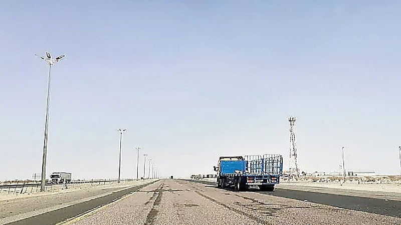 انقلاب مروع لسيارتين على طريق الطائف - الرياض