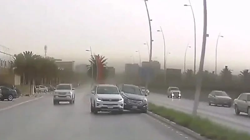 شاهد.. انعدام التركيز كاد يتسبب في كارثة بطريق الملك عبدالله