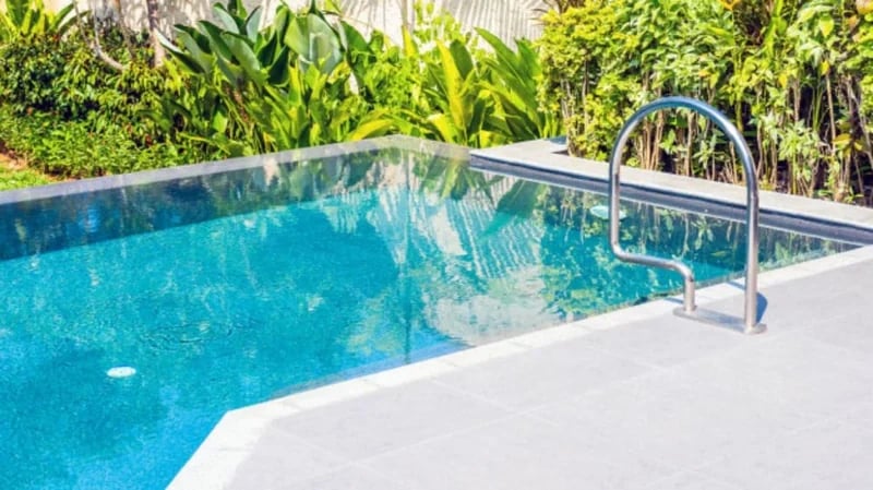 خطوات تساعدك على التأكد من نظافة حمام السباحة