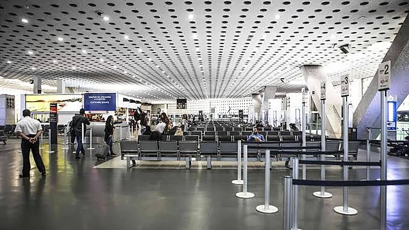 سيدة تدمر شركة الطيران بعد أن رفضت إعادة نقودها .. فيديو