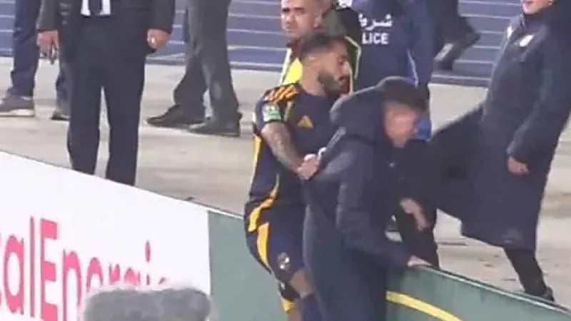 كهربا يعتدي على حامل الكرات .. فيديو