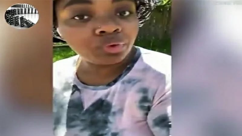 بالفيديو.. فرض غرامة على امرأة بسبب تحدثها بصوت مرتفع في الهاتف