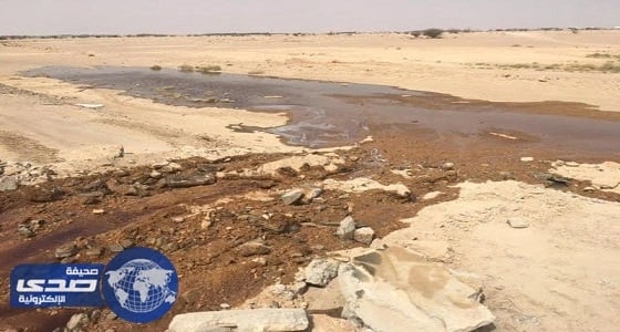 بالصور..إنقلاب ناقلة وقود يغلق الطريق العام في الأفلاج