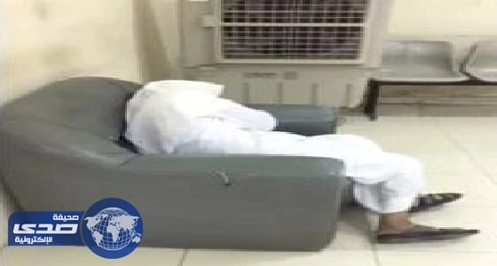 بالفيديو.. حيلة متسول تجمع 528 ريالا من أمام مسجد عند صلاة المغرب