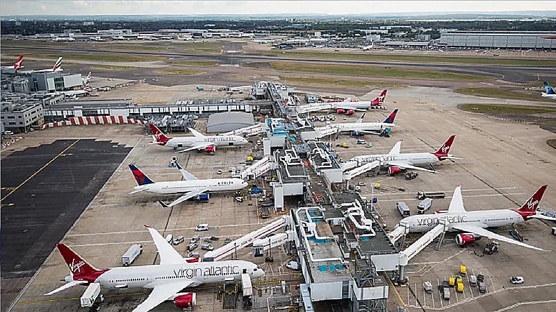 تعليق الرحلات في مطار هيثرو مع وصول جثمان الملكة إليزابيث لقاعة وستمنستر